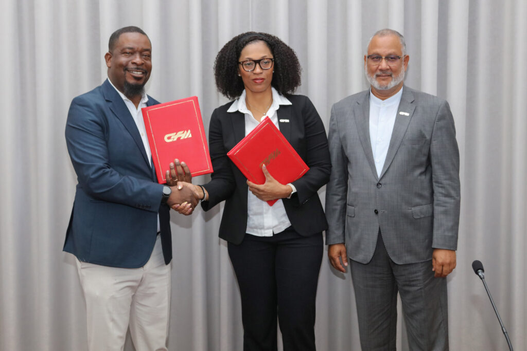 Da esquerda para a direita, Gaspar Buque, Selma Ferreira Dixon e Aboobacar Mussá após a assinatura do Memorando entre o CFM e a Field Ready


