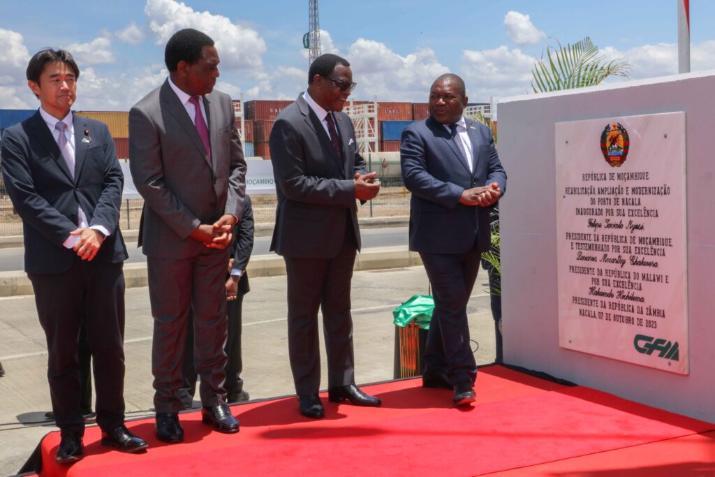 Da esquerda para a direita, vice-ministro dos Negócios Estrangeiros do Japão, Hosaka Yasushi, presidentes da República da Zâmbia e do Malawi, Hakainde Hichilema e Lazarus Chakwera, e o nosso PR, Filipe Nyusi