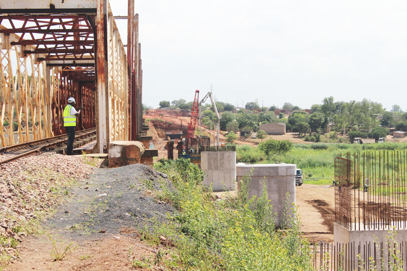 Ministro dos Transportes e Comunicações impressionado com os trabalhos de construção da ponte de Boane