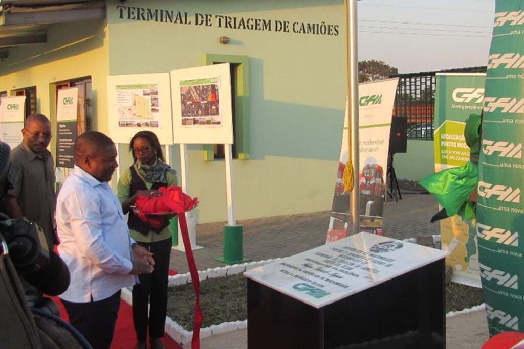 Terminal de Triagem de Camiões Beira Momento do Descerramento da Lápide