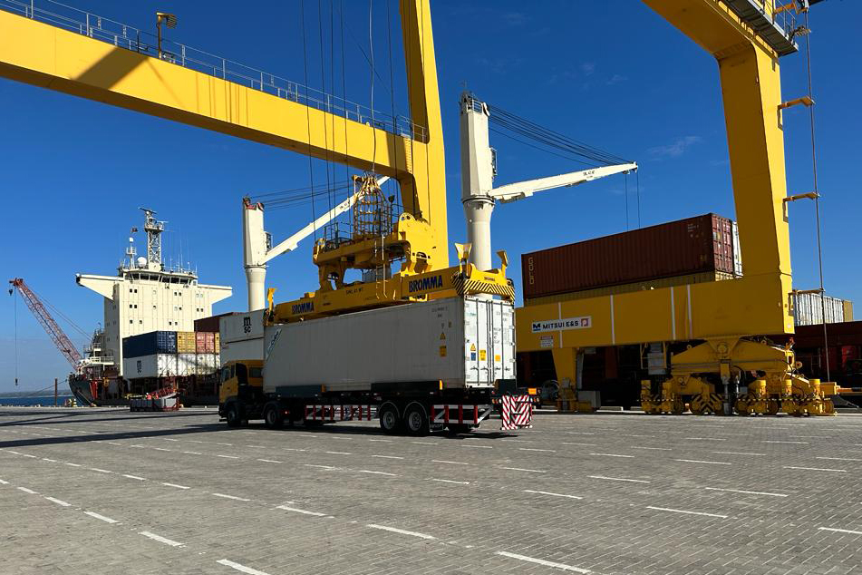 Porto de Nacala reforça capacidade de manuseio de carga com a instalação de equipamento com tecnologia de ponta