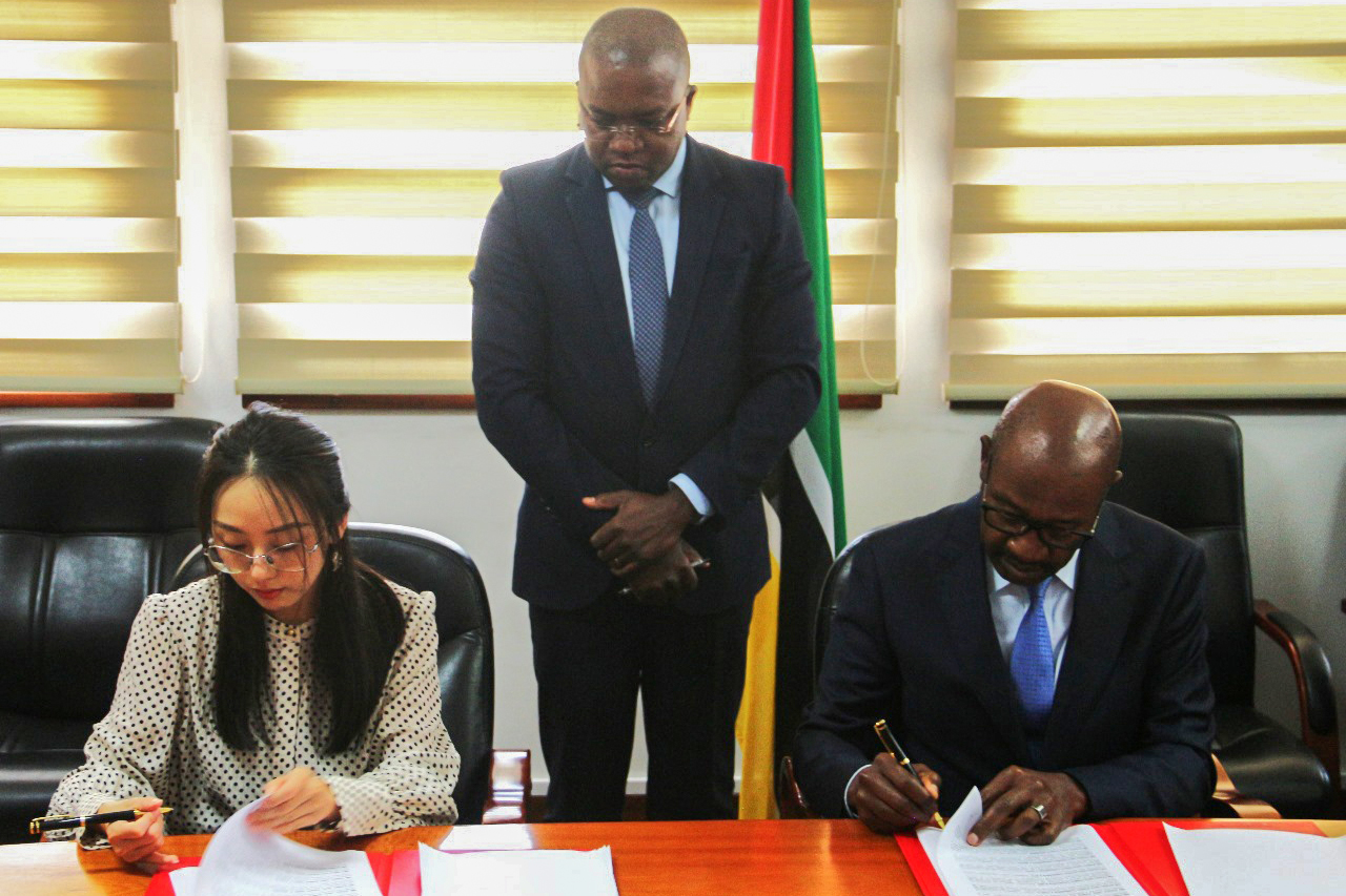 Ministro dos Transportes e Comunicações, Mateus Magala, e vice-presidente da Sociedade Terminal de Minérios de Chongoene, Qijia Xue, durante a assinatura do Contrato de Concessão do Terminal Portuário de Chongoene