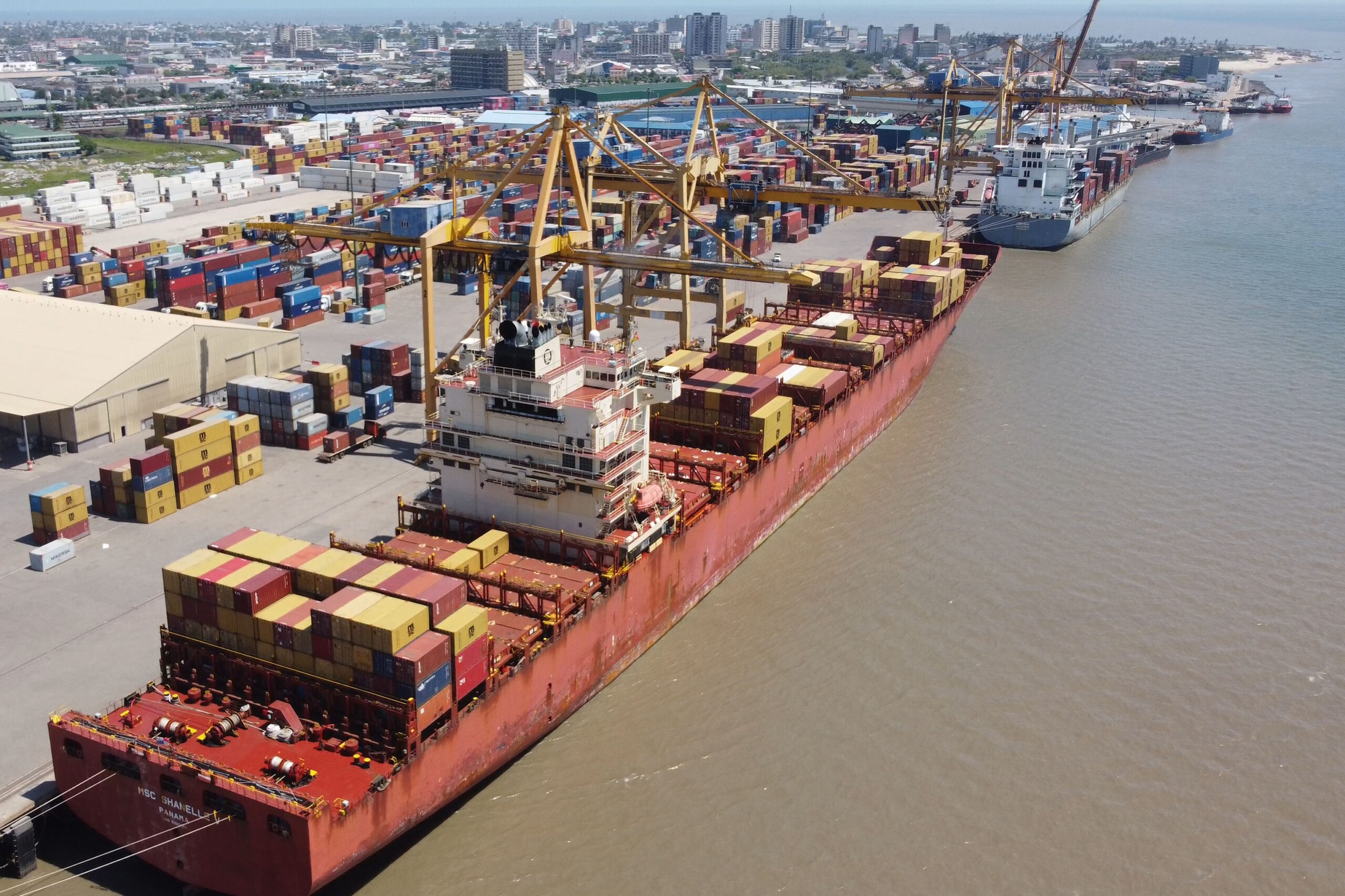 Navio MSC Shanelle V, o maior, em comprimento, já atracado no Terminal de Contentores do Porto da Beira