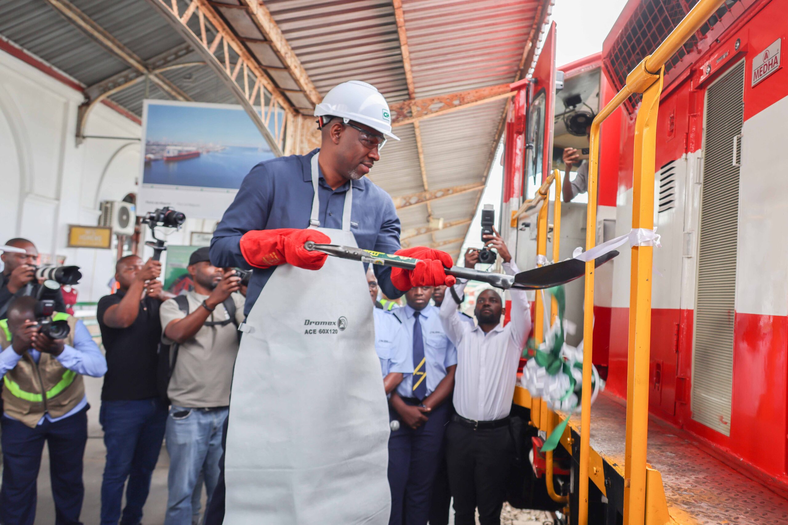 CFM inaugura duas Novas Locomotivas